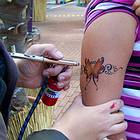 Airbrush-Tattoos farbig