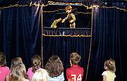 Puppentheater - aufmerksame Kids